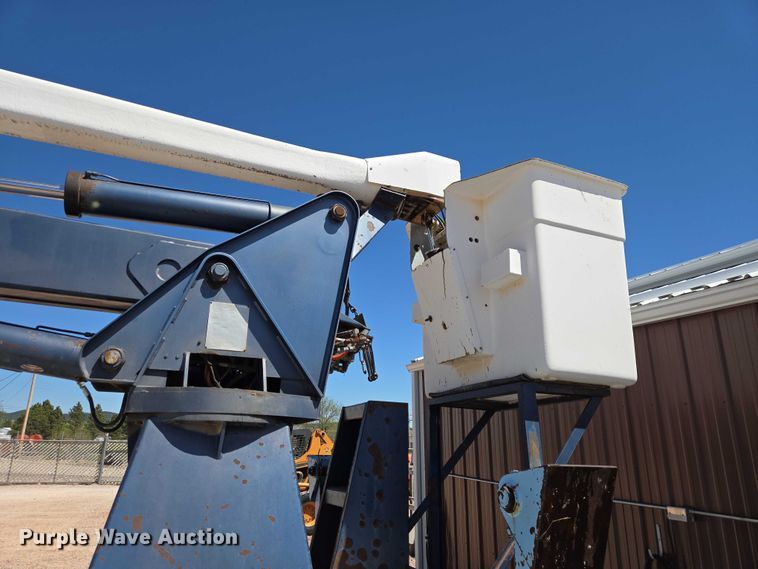 image for item ER1571 1981 GMC C7500 bucket truck