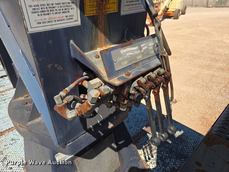image for item ER1571 1981 GMC C7500 bucket truck