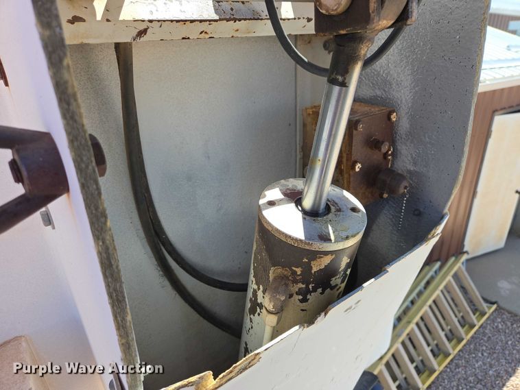 image for item ER1571 1981 GMC C7500 bucket truck