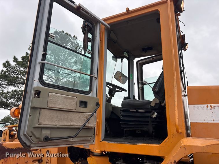 image for item ET2072 Hyundai HL740-3 wheel loader