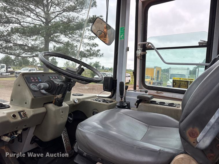 image for item ET2072 Hyundai HL740-3 wheel loader