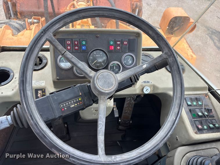 image for item ET2072 Hyundai HL740-3 wheel loader