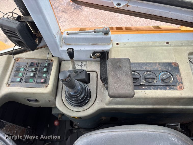 image for item ET2072 Hyundai HL740-3 wheel loader