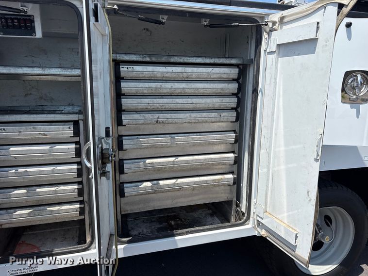 image for item ET2091 2013 Ford F550 Super Duty utility / service truck