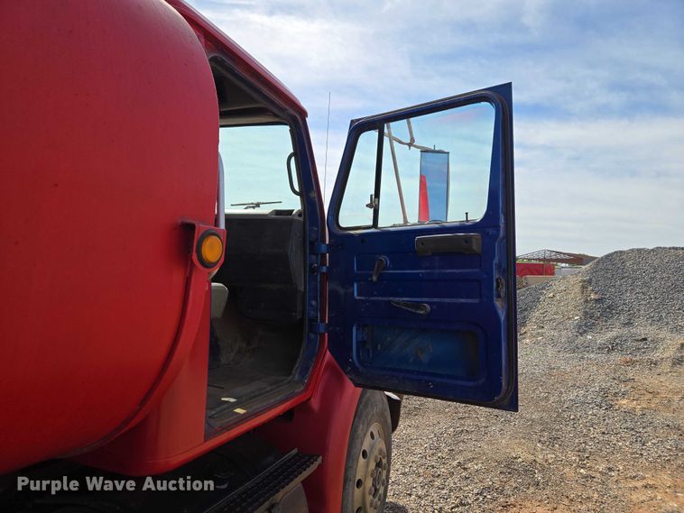 image for item ET5068 1997 International 8100 water truck