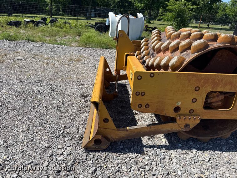 image for item ET6137 2017 Caterpillar CP56B single drum vibratory roller