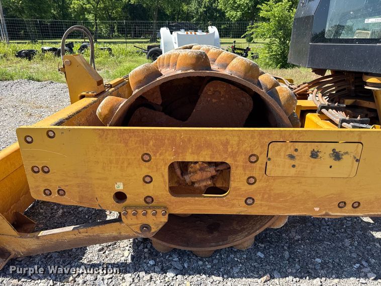 image for item ET6137 2017 Caterpillar CP56B single drum vibratory roller