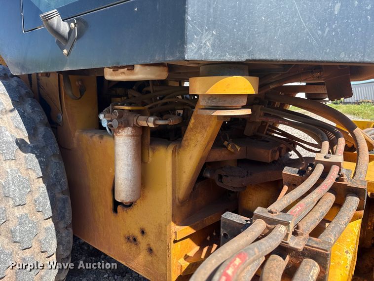 image for item ET6137 2017 Caterpillar CP56B single drum vibratory roller