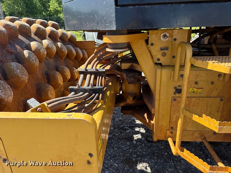 image for item ET6137 2017 Caterpillar CP56B single drum vibratory roller