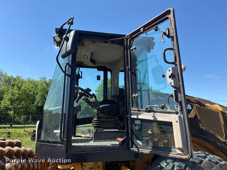 image for item ET6137 2017 Caterpillar CP56B single drum vibratory roller
