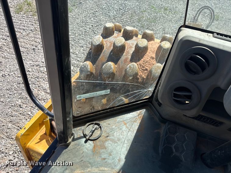 image for item ET6137 2017 Caterpillar CP56B single drum vibratory roller