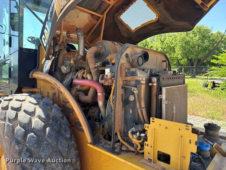 image for item ET6137 2017 Caterpillar CP56B single drum vibratory roller