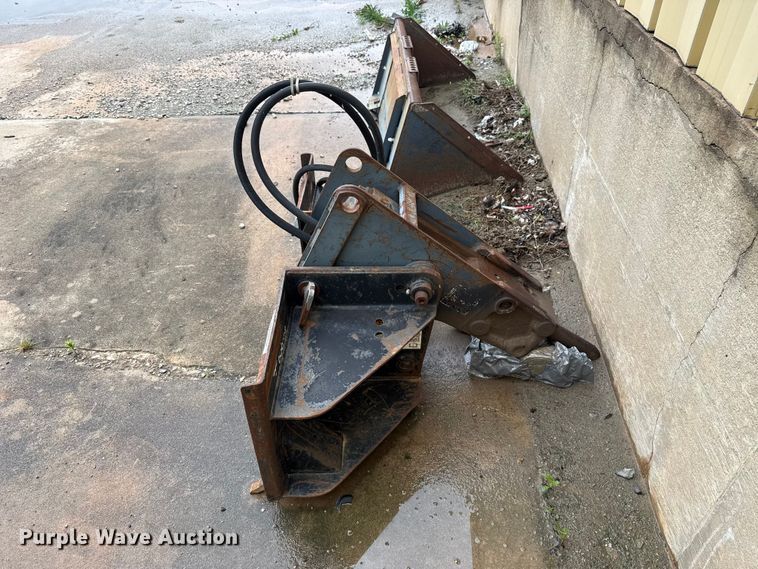 image for item ET6237 Bobcat  skid steer breaker