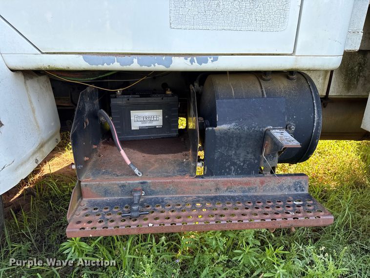 image for item ET6243 1996 International 4700 bucket truck
