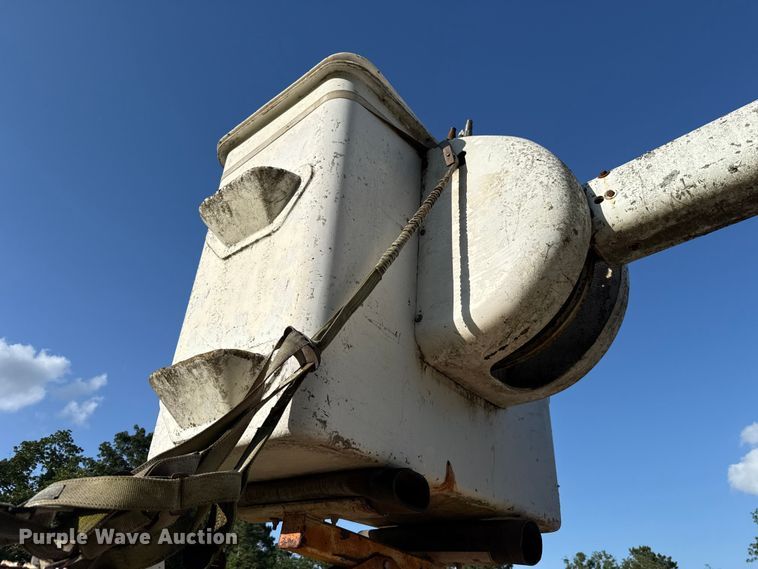 image for item ET6243 1996 International 4700 bucket truck