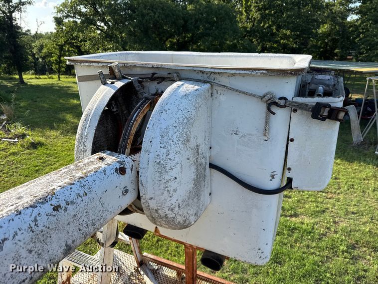 image for item ET6243 1996 International 4700 bucket truck