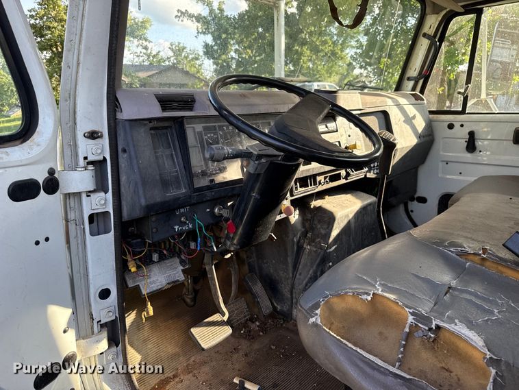 image for item ET6243 1996 International 4700 bucket truck