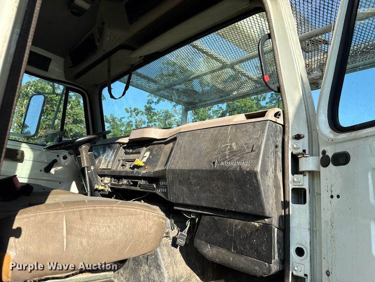image for item ET6243 1996 International 4700 bucket truck