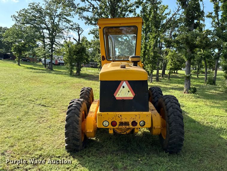 image for item ET6245 1977 John Deere 570-A motor grader
