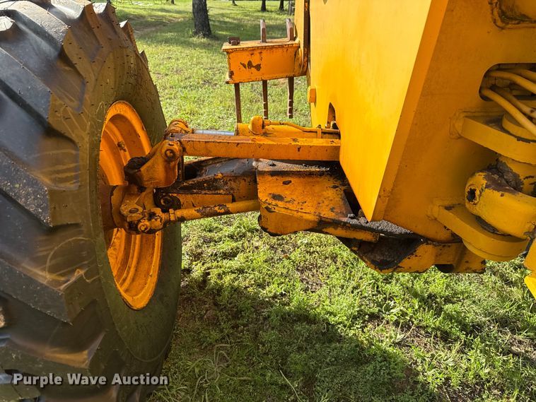 image for item ET6245 1977 John Deere 570-A motor grader