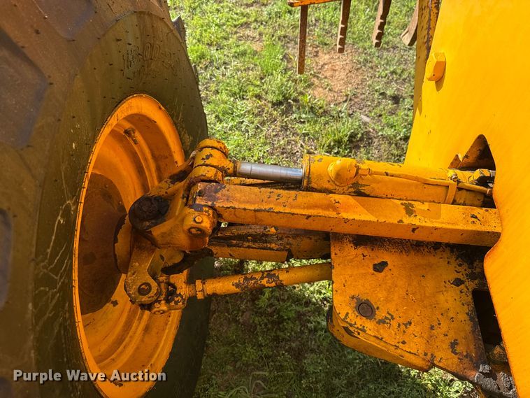 image for item ET6245 1977 John Deere 570-A motor grader