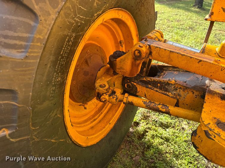 image for item ET6245 1977 John Deere 570-A motor grader