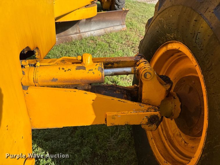 image for item ET6245 1977 John Deere 570-A motor grader