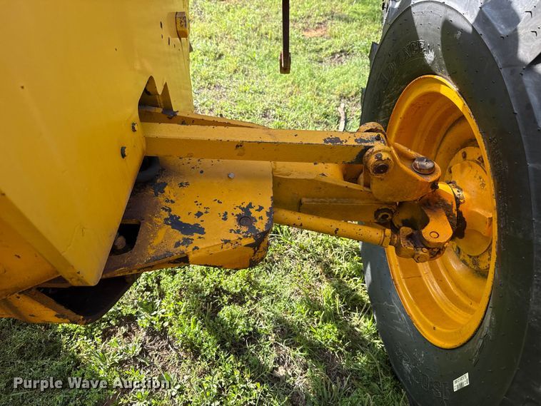 image for item ET6245 1977 John Deere 570-A motor grader
