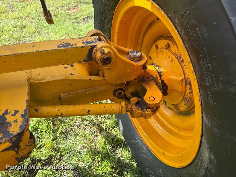 image for item ET6245 1977 John Deere 570-A motor grader
