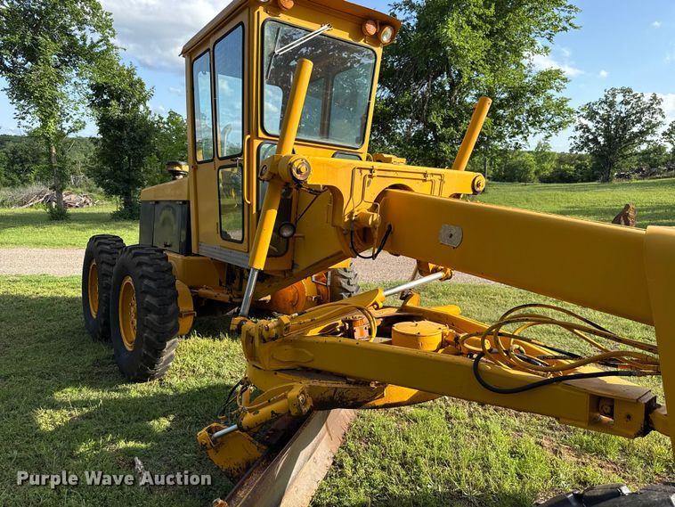 image for item ET6245 1977 John Deere 570-A motor grader