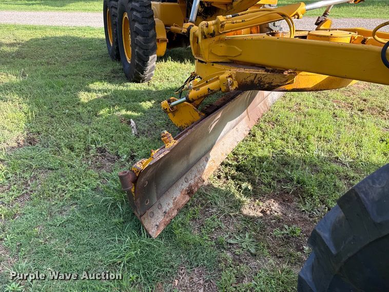 image for item ET6245 1977 John Deere 570-A motor grader