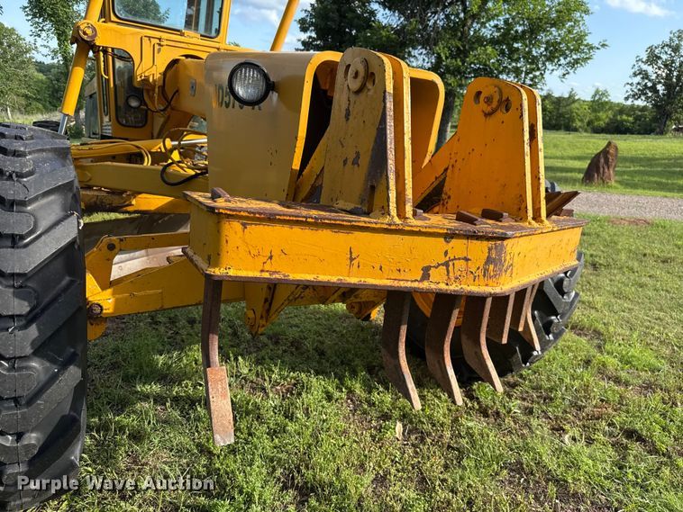 image for item ET6245 1977 John Deere 570-A motor grader
