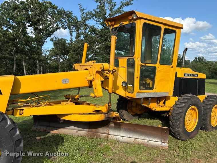 image for item ET6245 1977 John Deere 570-A motor grader