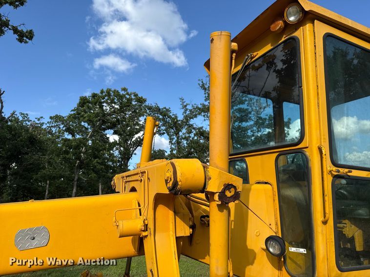 image for item ET6245 1977 John Deere 570-A motor grader