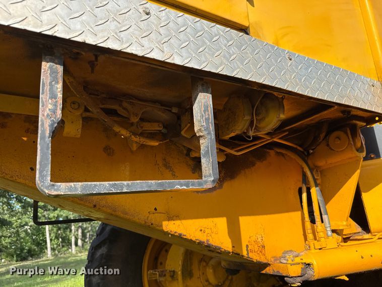 image for item ET6245 1977 John Deere 570-A motor grader