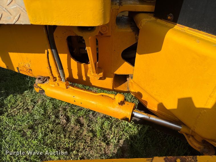 image for item ET6245 1977 John Deere 570-A motor grader