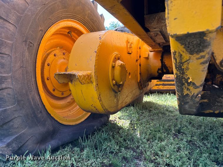 image for item ET6245 1977 John Deere 570-A motor grader