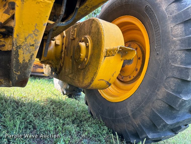 image for item ET6245 1977 John Deere 570-A motor grader