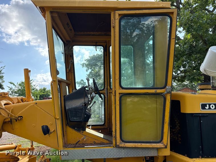 image for item ET6245 1977 John Deere 570-A motor grader
