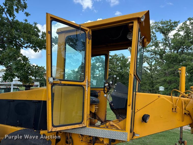image for item ET6245 1977 John Deere 570-A motor grader