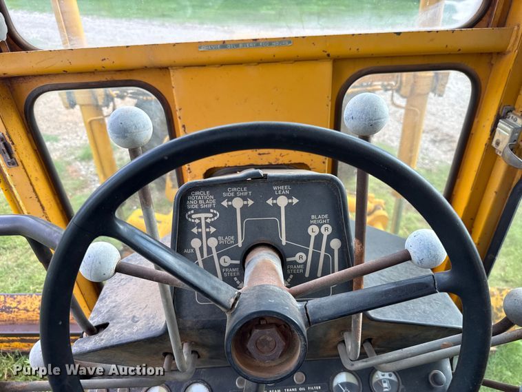 image for item ET6245 1977 John Deere 570-A motor grader