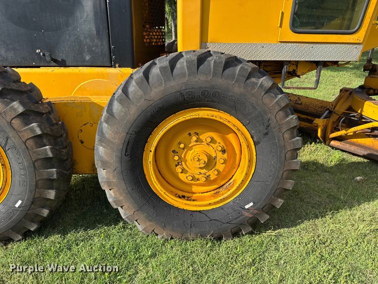 image for item ET6245 1977 John Deere 570-A motor grader