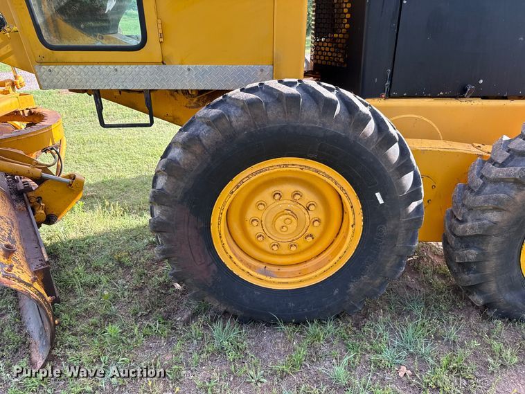 image for item ET6245 1977 John Deere 570-A motor grader