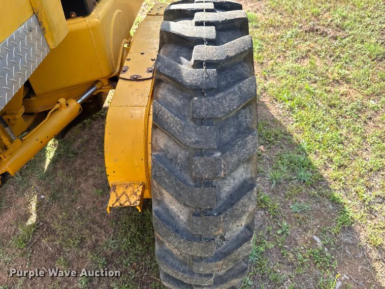 image for item ET6245 1977 John Deere 570-A motor grader