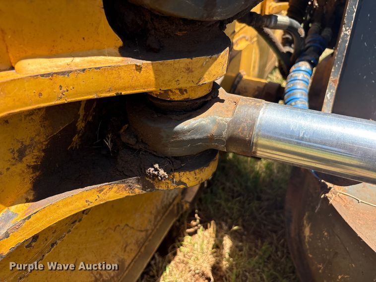 image for item EU5573 2013 John Deere 700K XLT dozer