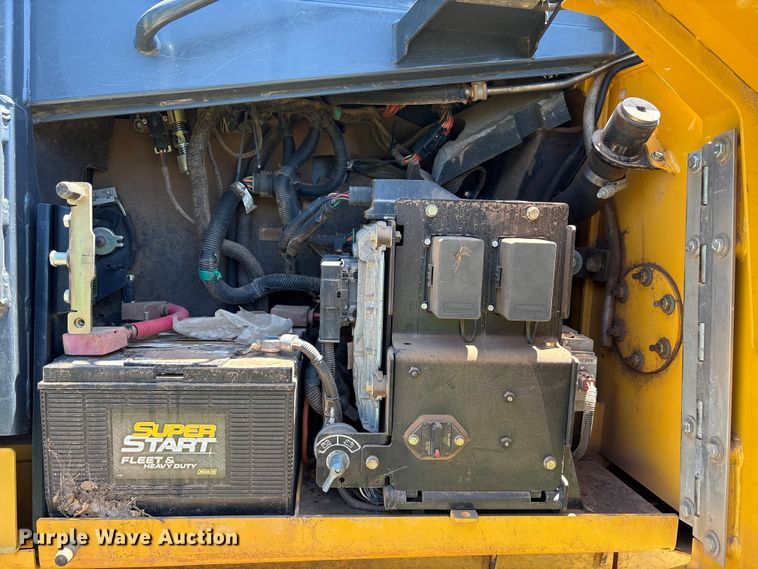 image for item EU5573 2013 John Deere 700K XLT dozer