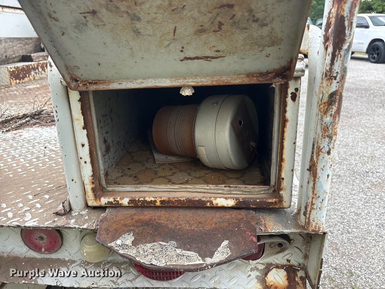 image for item EU5604 1992 Ford F450 Super Duty bucket truck