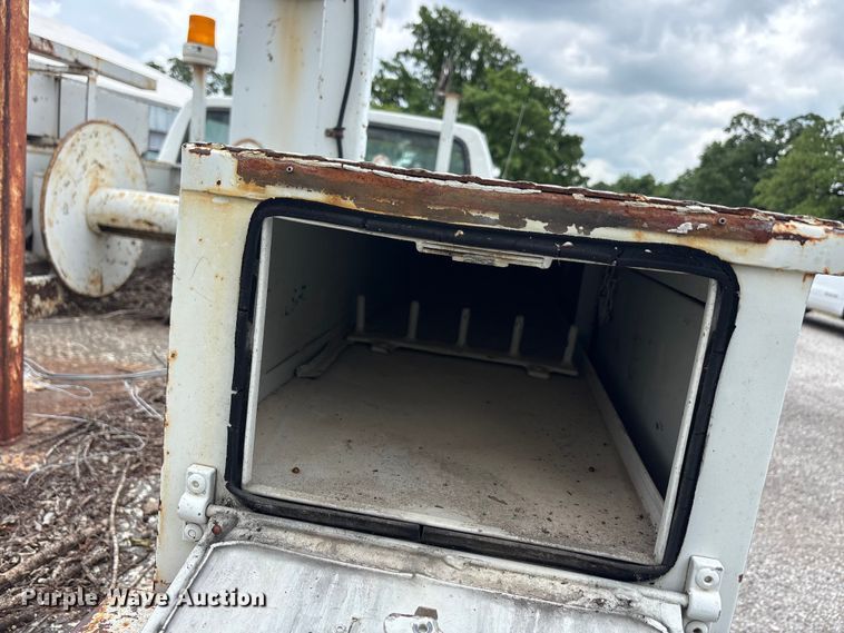 image for item EU5604 1992 Ford F450 Super Duty bucket truck