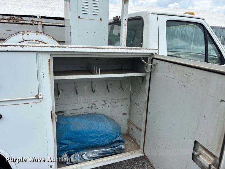 image for item EU5604 1992 Ford F450 Super Duty bucket truck