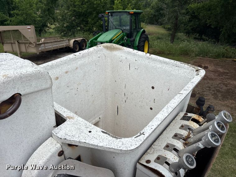 image for item EU5604 1992 Ford F450 Super Duty bucket truck